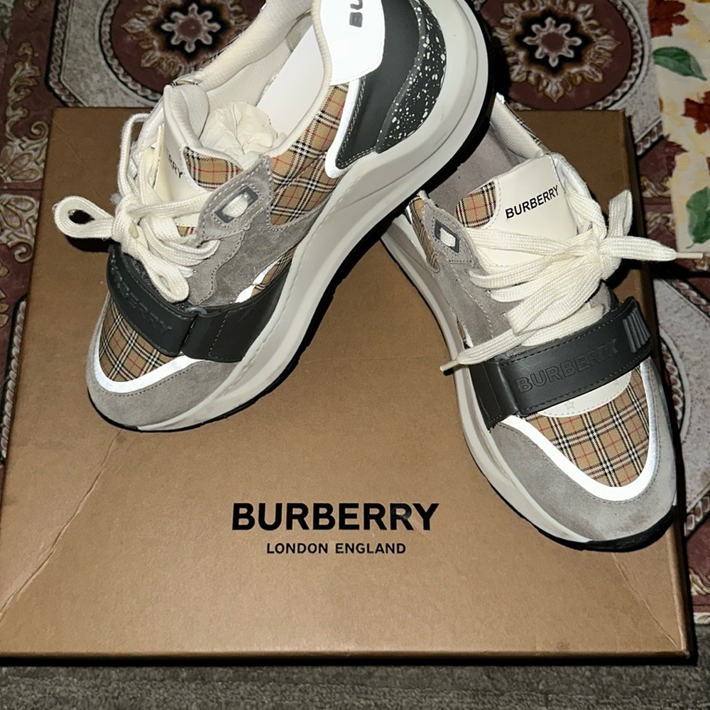 AUTHENTIC BURBERRY LOW TOP SNEAKERS (LIKE NEW) w/ AUTHENTICATION CARD TAG